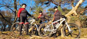 Jonge vrouwen van de Hadassa Hoeve aan het mountainbiken